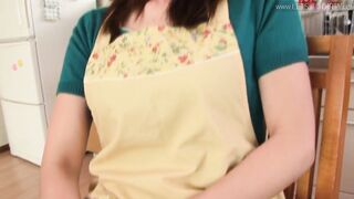 Asiatische Hausfrau im Alltag gefickt