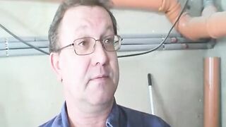In der Werkstatt dem Hausmeister geil und heftig einen geblasen