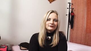 junge blondine braucht geld und massiert sich die pussy beim casting