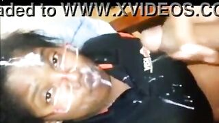 Negra leva jatos de gozo na cara depois do boquete