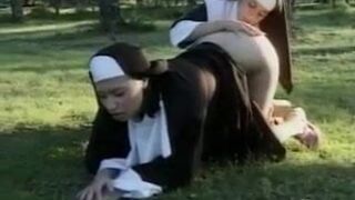 El diablo convierte la santidad en pecado. Monjas lesbianas