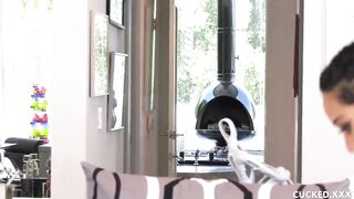 Honey Gold Has a Lazy Husband Who Can Not Please Her
