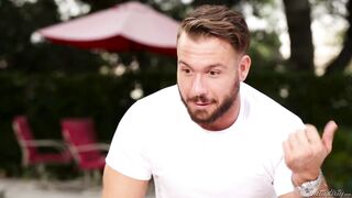 Fake masseur and a booty girl