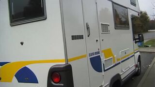 Junge Latina steigt beim Trampen in Wohnmobil und wird von zwei typen richtig durchgefickt