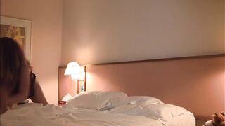 junge brunette laesst sich von altem typ beim ficken filmen