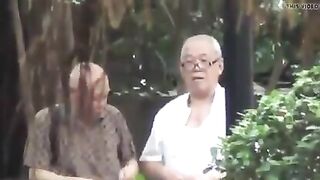 asiaticos en el parque
