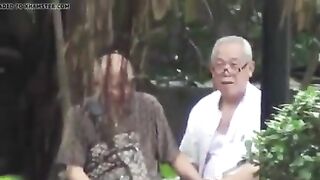 asiaticos en el parque