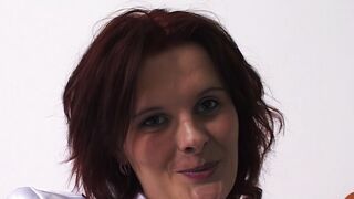junge brunette wird geil und will den kameramann