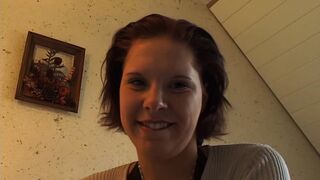 junge brunette fingert sich ihre pussy vor der kamera