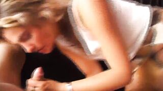 junge blondine mit harten nippel ist geil und will ficken