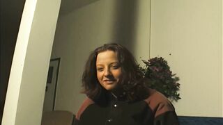 young teen mastubiert dafuer vor der kamera