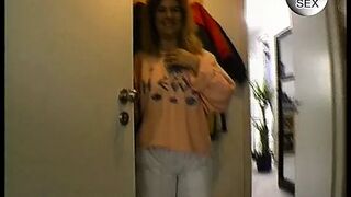 Blonde Mutter besorgt es sich in der Dusche
