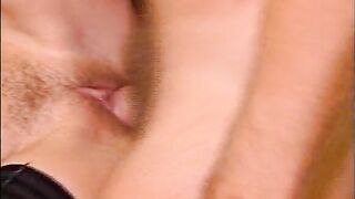 Junge Milf lutscht bis das Sperma kommt