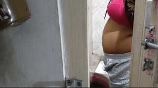 Sexy hotgirl21 Aunty does very sexy activity when seen from in bathroom.
