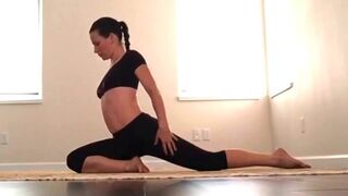 Evangeline Lilly Yoga
