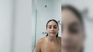 Spanish Curvy Girl Recording Herself Bathing & Chatting