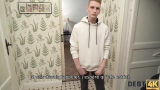 DEBT4k. Un employé de banque baise la chatte et le trou du cul des débiteurs