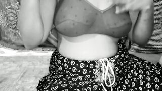 Mature girl showing in boobs.