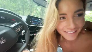 Open the ass for a stranger in the car