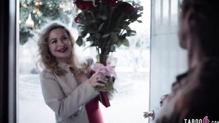 Guy saves mature MILF Siouxsie Q’s life and she stalks him