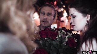 Guy saves mature MILF Siouxsie Q’s life and she stalks him