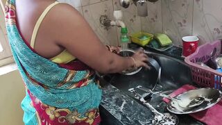 Bartan dho rahi Kamwali Bai ko sahab ne choda