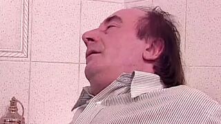 Uncontrollable orgasms of the milf penetrated in the pussy