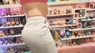 Arigameplay showing her huge butt