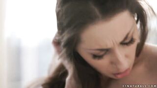 Leyla Bentho wants her boyfriend's cum into her mouth