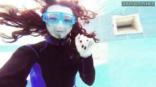 Emi Serene rubs her pussy and films it in the swimming pool
