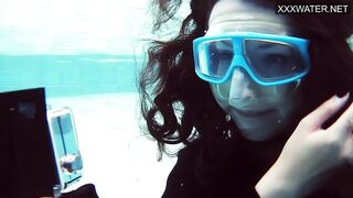 Emi Serene rubs her pussy and films it in the swimming pool