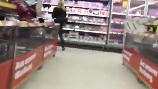 Blondine fickt im discounter und im auto