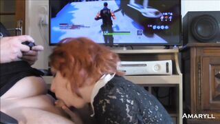 Elle me suce pendant que je joue à Fortnite, et elle avale
