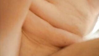 girl cums while showing pussy