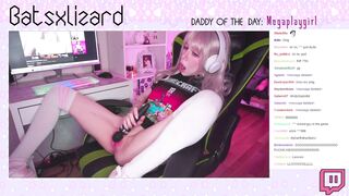 Gamer girl forgets to turn off Stream and squirt in live