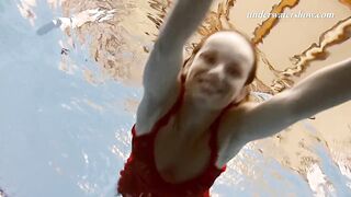 Underwatershow babes swim freely and naked underwater