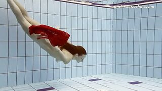 Underwatershow babes swim freely and naked underwater