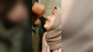 Jilbab sepong muncrat di wajah