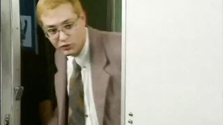 Süße deutsche Brünette in Strümpfen in beide Löcher gefickt