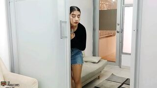 Give my stepbrother some blowjobs in exchange for something interesting - Porn in Spanish