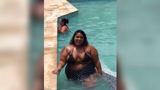 GORDA IMENSA E DELICIOSA SAINDO DA PISCINA BBW