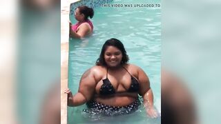 GORDA IMENSA E DELICIOSA SAINDO DA PISCINA BBW