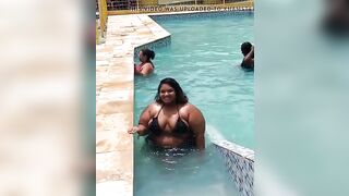 GORDA IMENSA E DELICIOSA SAINDO DA PISCINA BBW
