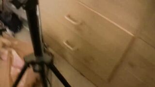 Cagna vera si masturba con un caldo dildo