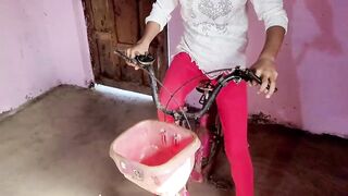 Cycle par baiti hu hi bhabhi ko devar ne ache se choda