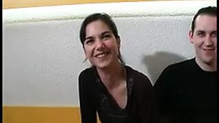 Jeune couple libertin prefere le sexe anal