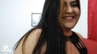 Mi prima tetona me calienta con video de lenceria. Parte 1
