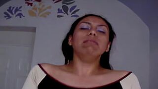 Mi novio me lleva a un motel para cojerme sin saber que hace unas horas mi suegro lo hizo, llenándome de semen, el piensa que estoy muy mojada y que me unte algo de lubricante. ¡Si supiera que mi lubricante era el semen de su papá