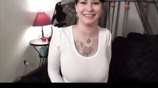 amatrice tatoued emo show huge bra and boobs