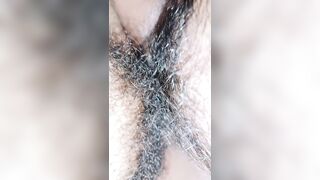 Pepek janda berbulu lebat